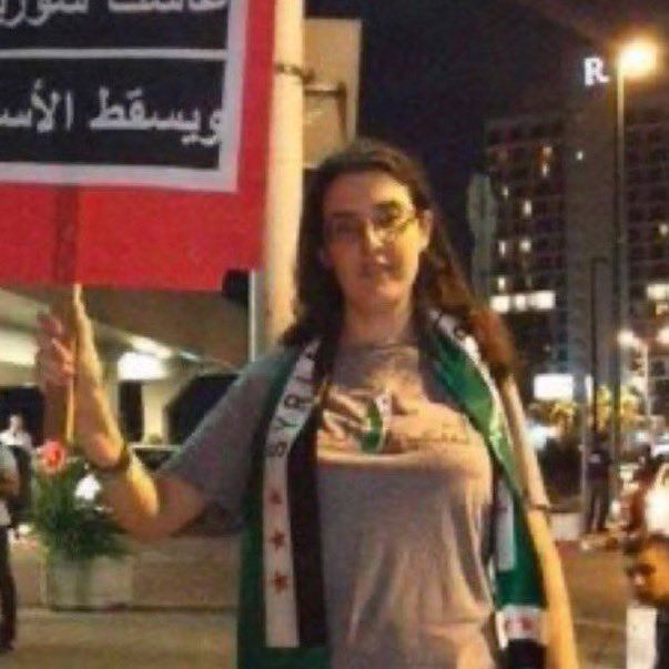 هذه هي نفس الفتاة الاسرائيلية .

على اليسار، هي ترتدي زي جيش الاحتلال العسكرى الاسرائيلي الخاص بها.

إلى اليمين، و هى عضوة في المعارضة السورية تحتج من أجل "سوريا حرة".

متى سيتعلم العالم العربى أنه لا يمكن الوثوق و التطبيع مع الاسرائيليين!!