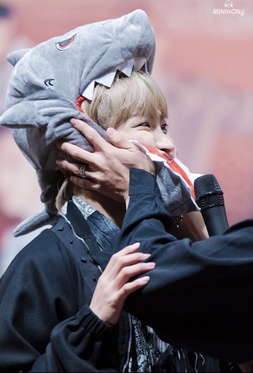 hongjoong looking tiny beside ateez members: a cute thread