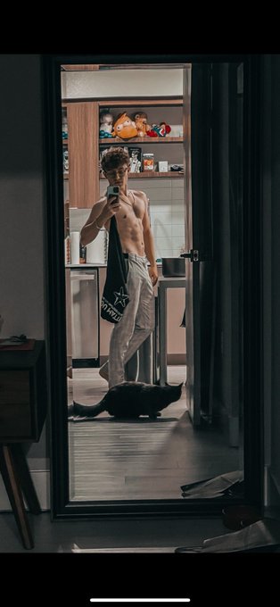 I love mirrors https://t.co/zL3yjk3dI8
