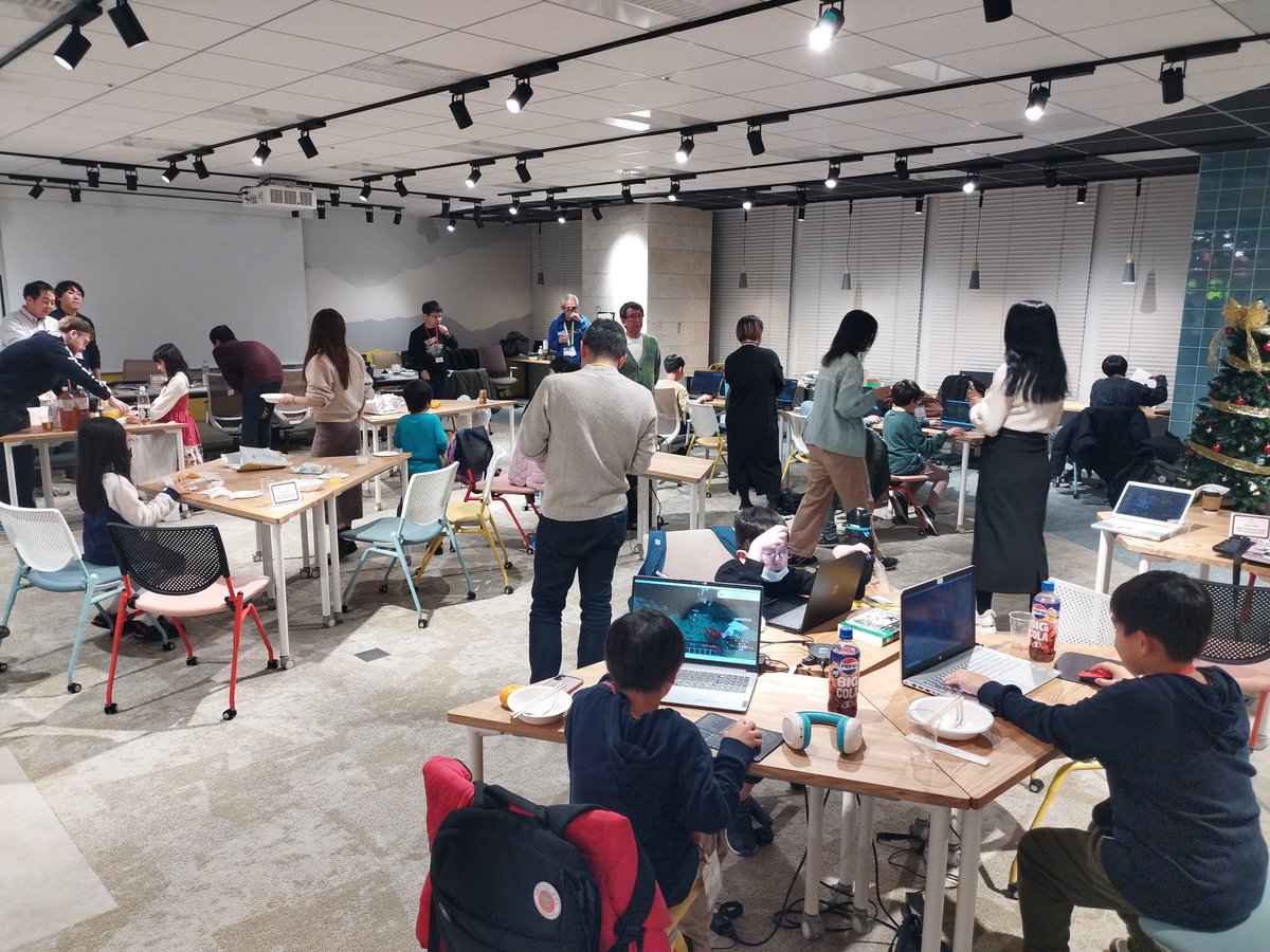 sshingetsu1's tweet image. 昨日は #CoderDojo 梅田へ。
クリスマス会もあり、過去最高の人数と賑わいでした。
ウチの子たちは大好きな仲間と久しぶりに会い、めちゃ楽しんだようです。ニンジャやメンターのScratchの凄い作品も見せてもらったし、またウチの子たちにもマイクラだけでなくScratchもやってもらいたいなぁ。