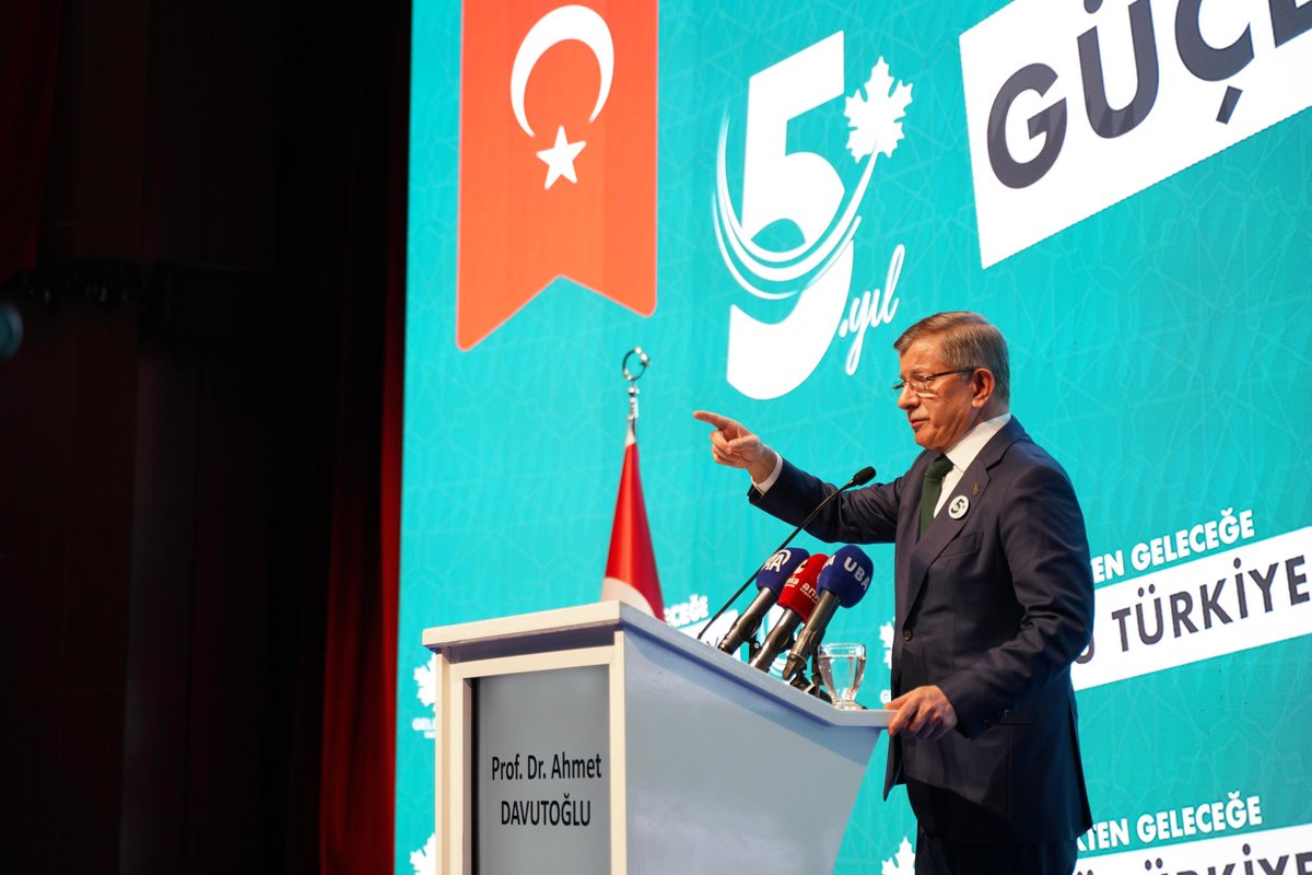 Ahmet_Davutoglu's tweet photo. Ülkemizin her bir köşesinden gelen teşkilat mensuplarımız, Genel Başkan Yardımcılarımız, Milletvekillerimiz ve Parti Yöneticilerimizle birlikte 5. Kuruluş Yıl Dönümü etkinliğimize katılan tüm 'Gelecek Gönüllülerine' teşekkür ediyorum.

#Gelecek5Yaşında