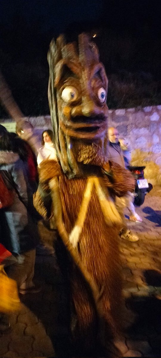 Aquest cap vespre ha arribat l'Escorça a la   Creueta del Coll. L'Escorça, que recull i vetlla pel  compliment  dels desitjos de petits i grans, tindrà molta feina per la gran participació del veïnat . Benvinguda Escorça. Bones festes!