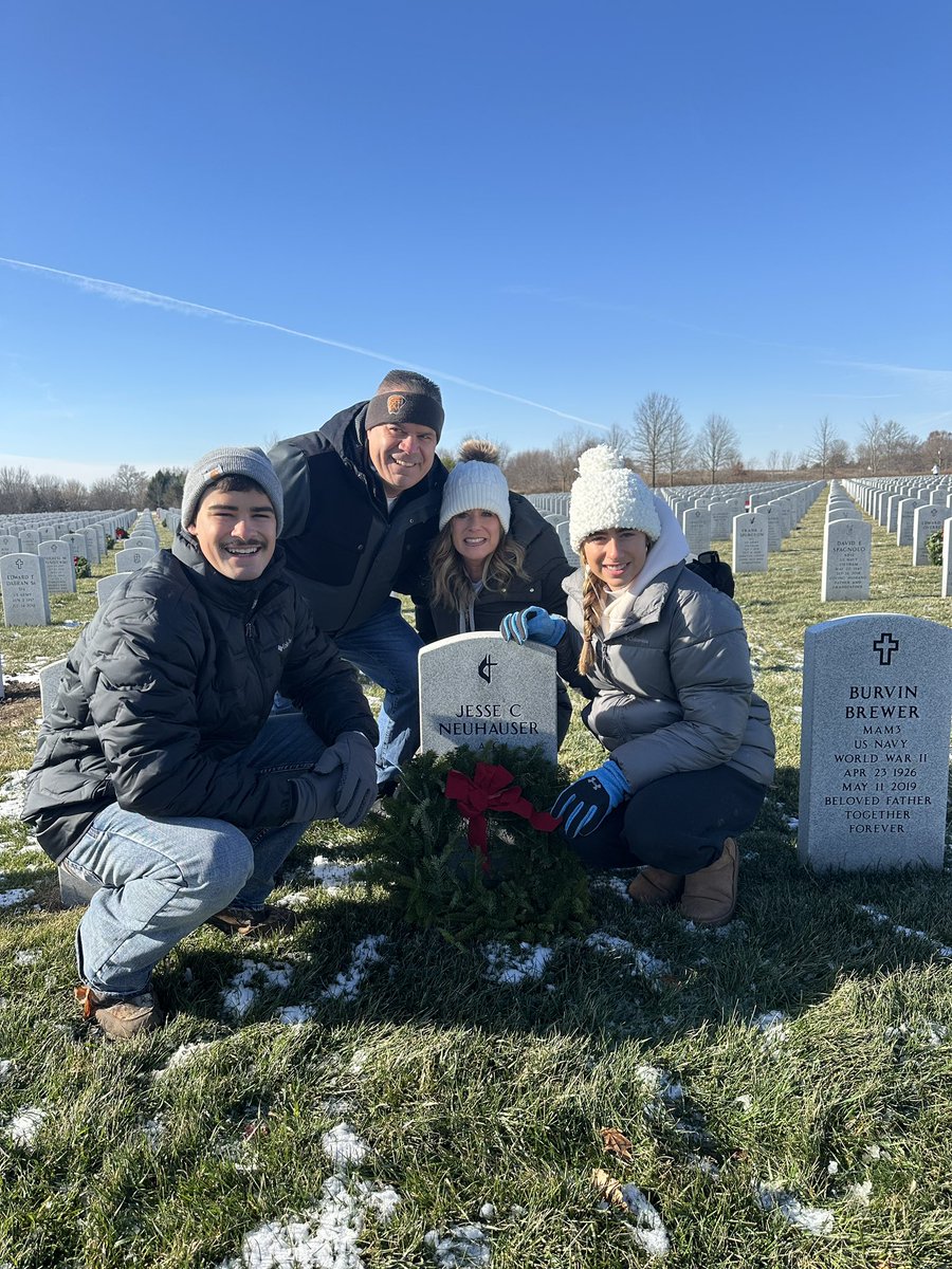 CoachNeuhauser's tweet photo. #LiveWithPurpose #WreathsAcrossAmericaDay 🇺🇸 https://t.co/H9XxJtBQIW