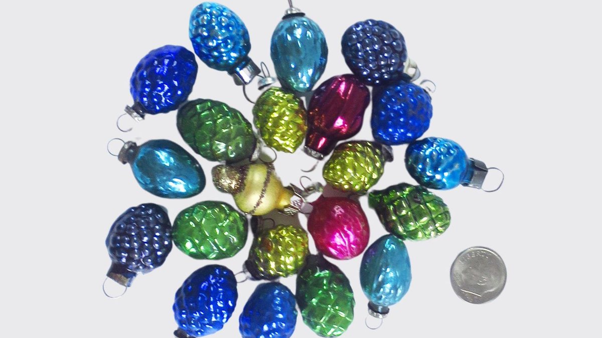 SwirlingOrange1's tweet photo. Tiny #OneInch #GlassOrnaments #Pinecones and berries some made in Germany some in Japan super cute in a rainbow of colors #AuthenticVintage #SMILEtt23 #EtsyteamUnity #mteam #TinyTrinkets 
https://t.co/YbHvZLuiT9 https://t.co/nlCkxHthwF