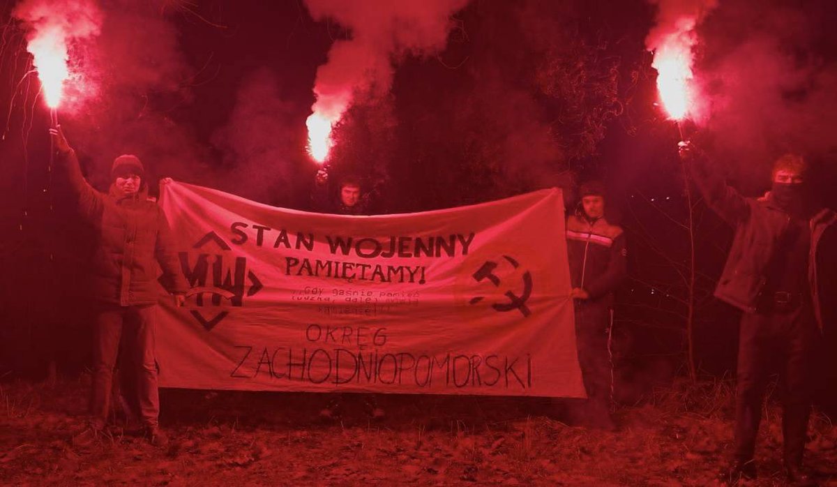 MWszechpolska's tweet photo. Wczoraj, 13 grudnia 2024 r. Okręg Zachodniopomorski @MWszechpolska upamiętnił ofiary stanu wojennego, który rozpoczął się 43 lata temu🇵🇱. Po wykonaniu okolicznościowej oprawy nasi działacze zawiesili tematyczny transparent na kładce przy wjeździe do centrum Szczecina💪🇵🇱. To ważne, aby kultywować pamięć o ludziach, którzy oddali życie w imię walki ze zbrodniczą ideologią jaką jest komunizm.