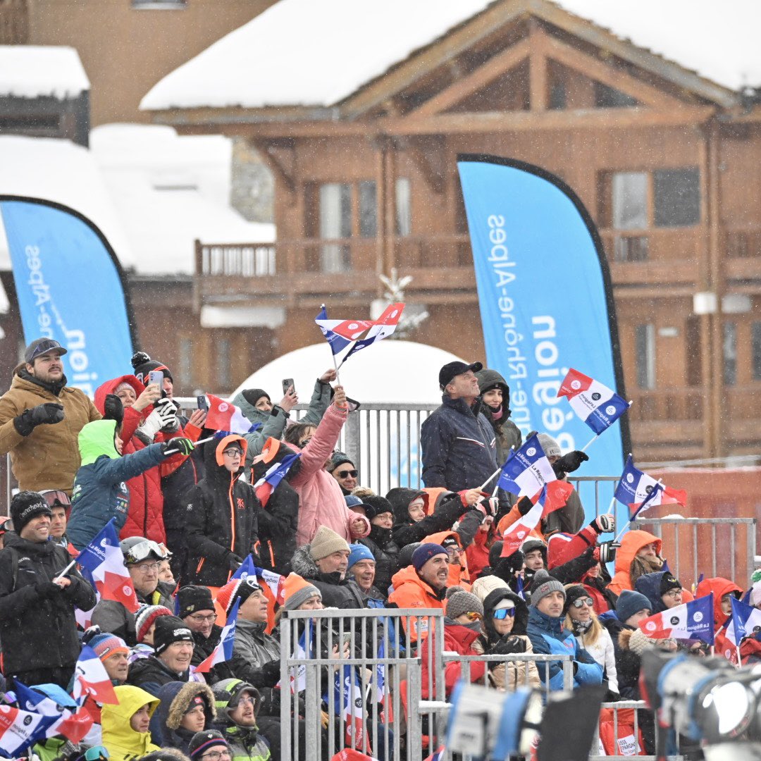 Le Critérium de la Première Neige lance la Coupe du Monde de ski alpin en France. Une belle journée avec sportifs, bénévoles et spectateurs. La Région, partenaire, réaffirme son ambition pour 2030 : rendre les sports de montagne accessibles, notamment via les classes de neige.