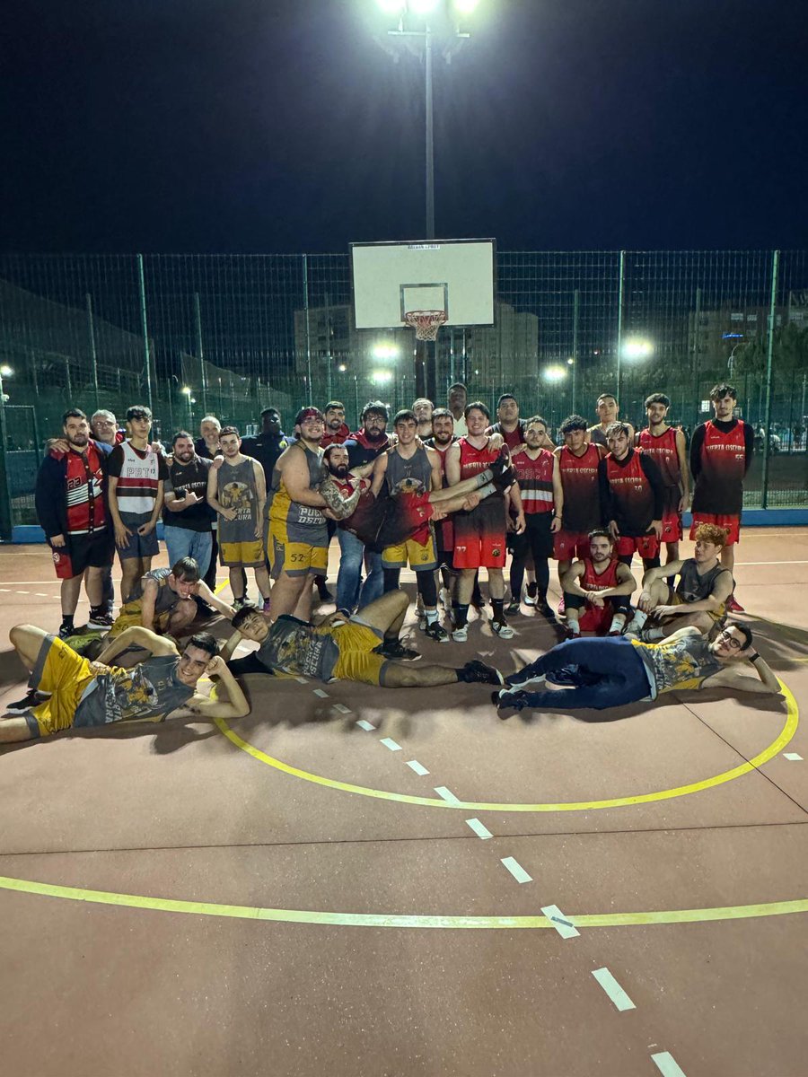 dasaliz's tweet photo. En Ciudad Jardin 🏀 brilló el juego del ⚫️ pero en el marcador final mandó el 🔴 por 1 punto. 
Felicidades al Senior 🔴 por la victoria 👏 Derbi @CDJPuertaOscura de infarto 💓 
Afortunado y privilegiado de poder entrenar a estos chicos 😊
#TodoAlNegro 🖤
#SiempreJuntos 🫂 https://t.co/Ro9kmRvagO