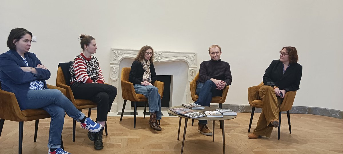 Une très belle rencontre ce matin pour les 20 ans des <a href="/Desrondsdanslo/">Des ronds dans l'O</a> à <a href="/citelanguefr/">Cité internationale de la langue française</a> avec <a href="/RobinWalterBD/">Robin Walter</a> et @AuroreDhdt 🤗