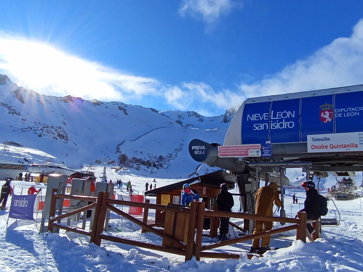 sanisidronieve's tweet image. Espectacular sábado blanco en #SanIsidroOficial❄️: segundo día de la Temporada con las botas puestas⛷️ +Info Estación  web  nieveleonsanisidro.com
🎥Webcams bit.ly/webcamsSanIsid…
#PuebladeLillo #Valdelugueros #AltoPorma #León @diputacionleon @Atudem_es