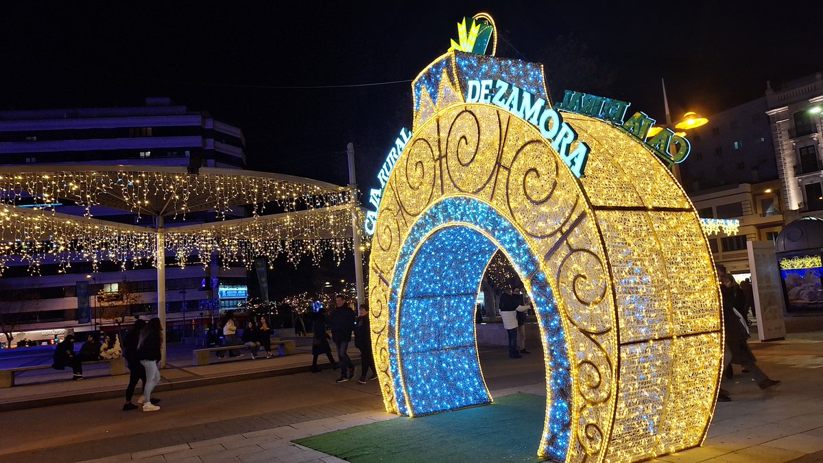 ZamoraSpain's tweet photo. Qué bonita es nuestra Zamora ¡y más en Navidad! ¿Todavía no habéis venido a ver todas las luces? 
Nos encanta el ambiente de este año y que decir de la campana de la Marina...¡Nos ha enamorado!

#zamoraenamora #navidadenzamora https://t.co/eAs1AyDPMd