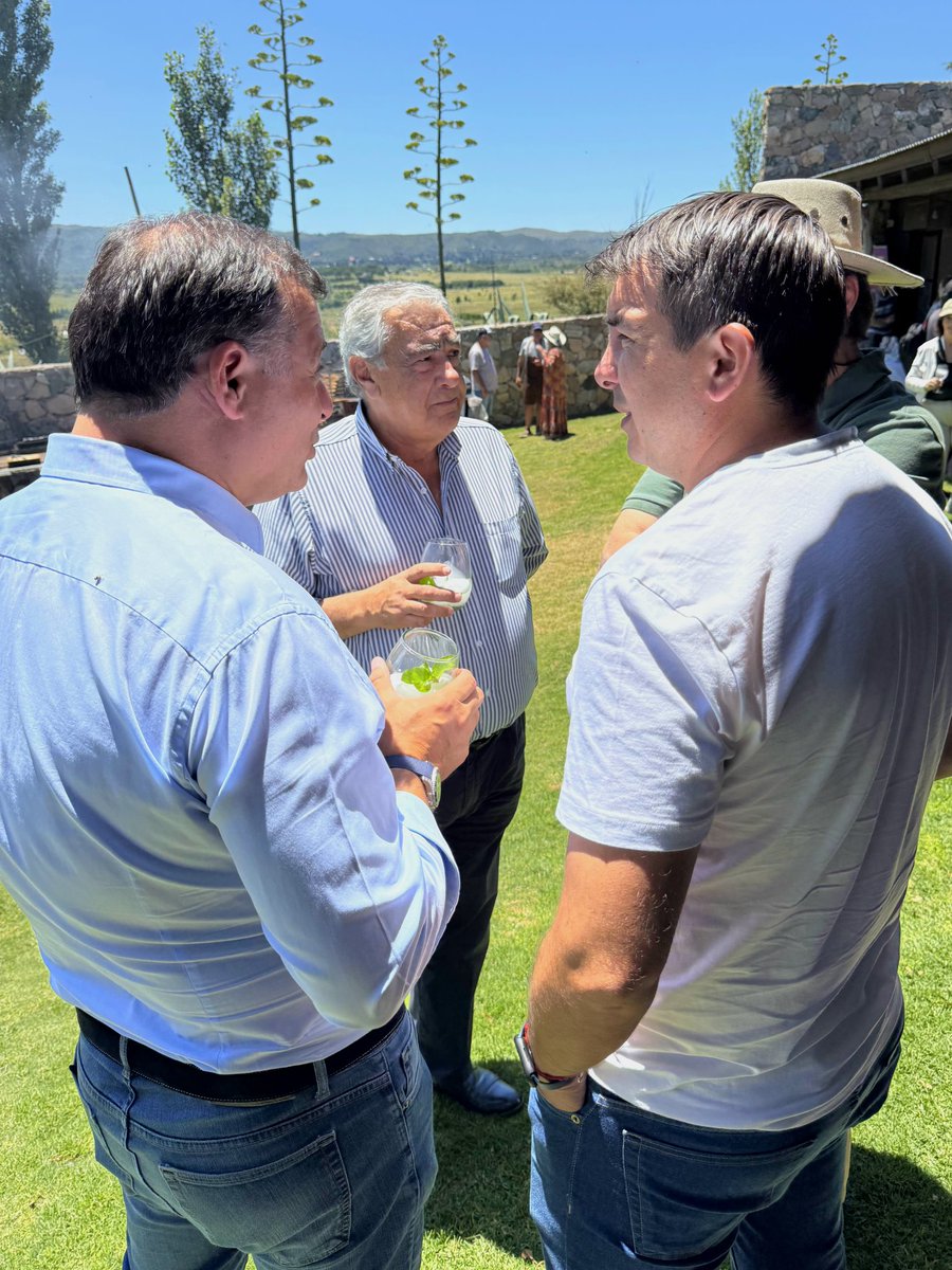 📍 En el lanzamiento de temporada de Verano en La Cumbre junto a <a href="/PabloAlicio/">Pablo Alicio</a>, prestadores de servicios, periodistas y artistas locales.  ➡️  Continuamos trabajando para impulsar un verano lleno de experiencias inolvidables en Córdoba. 🌟 La Cumbre, un lugar de excelencia y