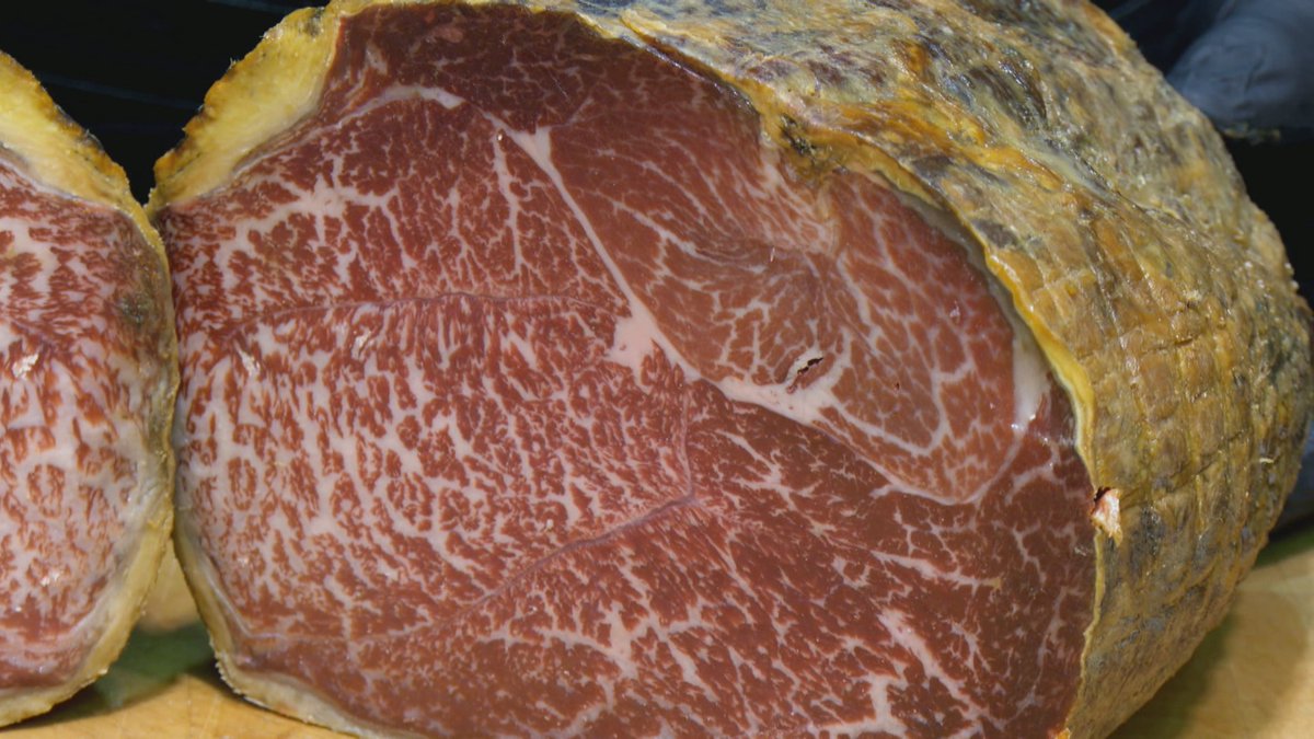 🥩¿Qué diferencia hay entre la cecina de wagyu y el resto de cecinas?

😋Ponemos a prueba a <a href="/migvelrodriguez/">Miguel</a>  ¿sabrá diferenciar entre estas cecinas?

📲#DisfrutaOtoñoTM

👉telemadrid.es/_a2f4b6e5