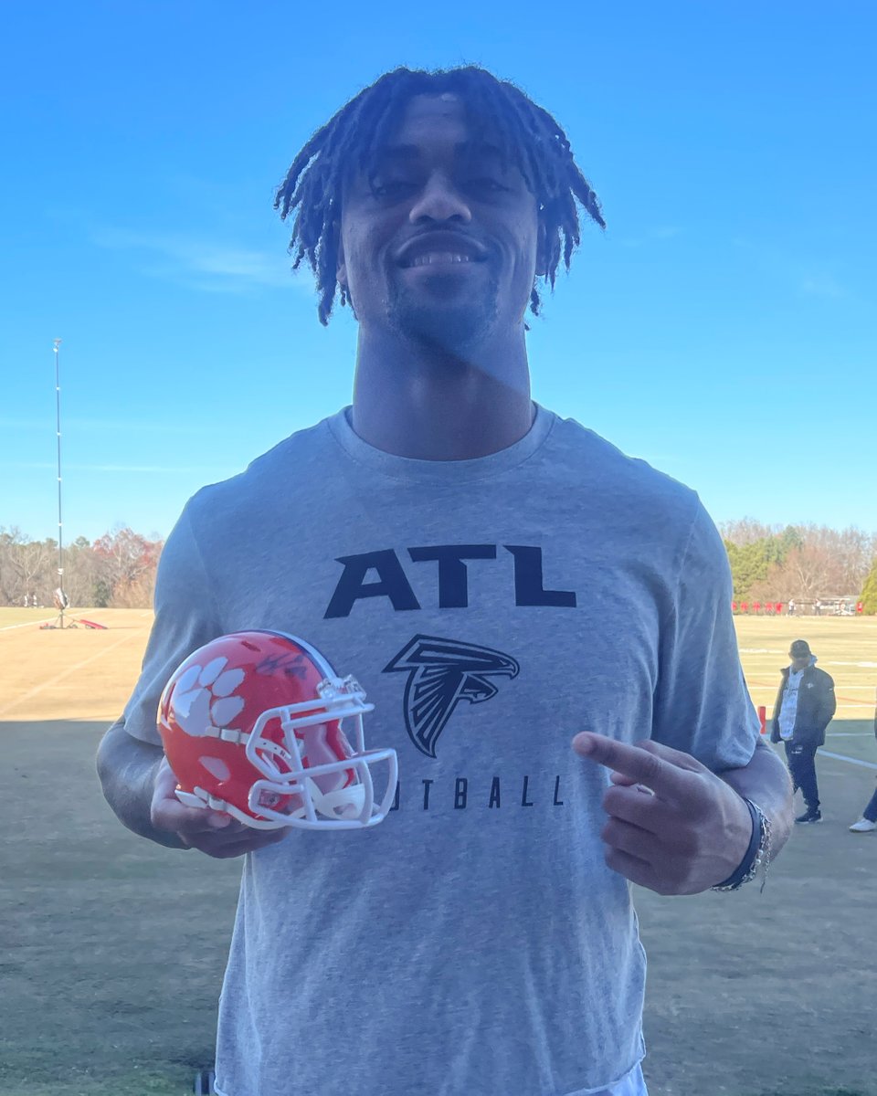 Our Tigers wanted you to have this signed <a href="/ClemsonFB/">Clemson Football</a> mini helmet

RT for a chance to win!

#ProBowlVote x <a href="/GradyJarrett/">Grady Jarrett</a> 
#ProBowlVote x <a href="/ajterrell_8/">AJ Terrell</a> 
#ProBowlVote x <a href="/RMIII_34/">RayRay McCloud III</a>