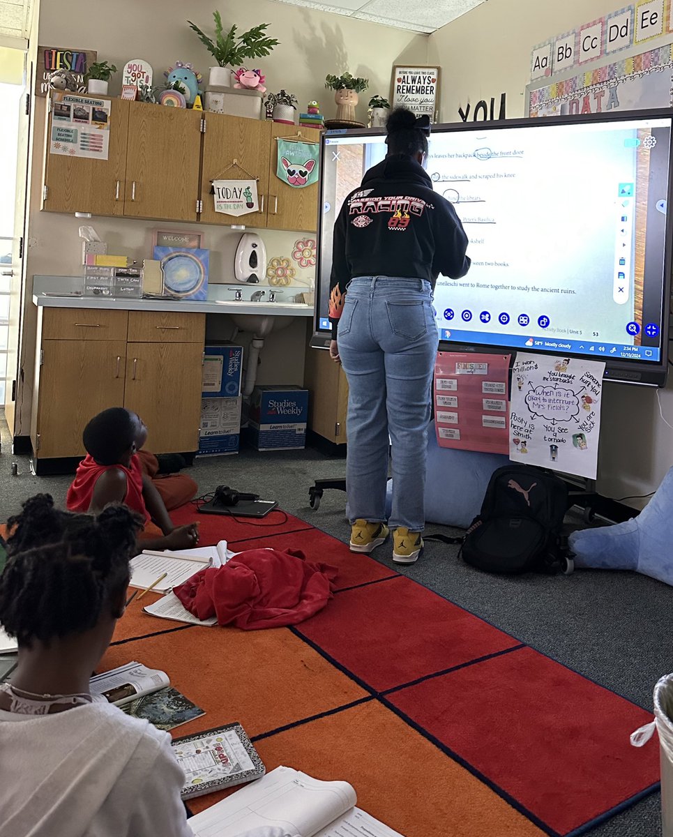 lit4teaching's tweet image. Nothing like a student lead Language component. These Stallions were up for the challenge to show us what they know about prepositional phrases! 💙🧡 #SomosStallions @SmithES_AISD