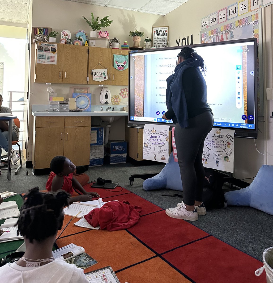lit4teaching's tweet image. Nothing like a student lead Language component. These Stallions were up for the challenge to show us what they know about prepositional phrases! 💙🧡 #SomosStallions @SmithES_AISD
