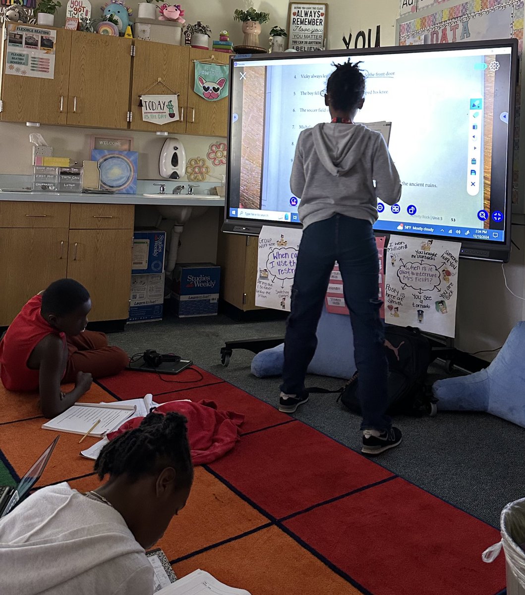 lit4teaching's tweet image. Nothing like a student lead Language component. These Stallions were up for the challenge to show us what they know about prepositional phrases! 💙🧡 #SomosStallions @SmithES_AISD