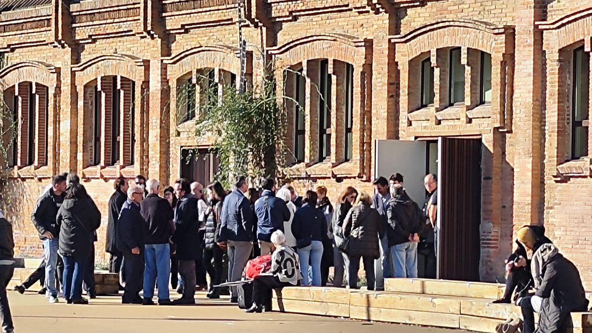 Els voltors del #tramatori de Can Climent fagocitant l’espai públic. Les portes d’emergència NO són sortides. Quina era l’emergència ⁦<a href="/bcn_ajuntament/">Ajuntament de Barcelona</a>⁩ ??
 
#foraespeculadors #laplaçaesnostra #somcancliment