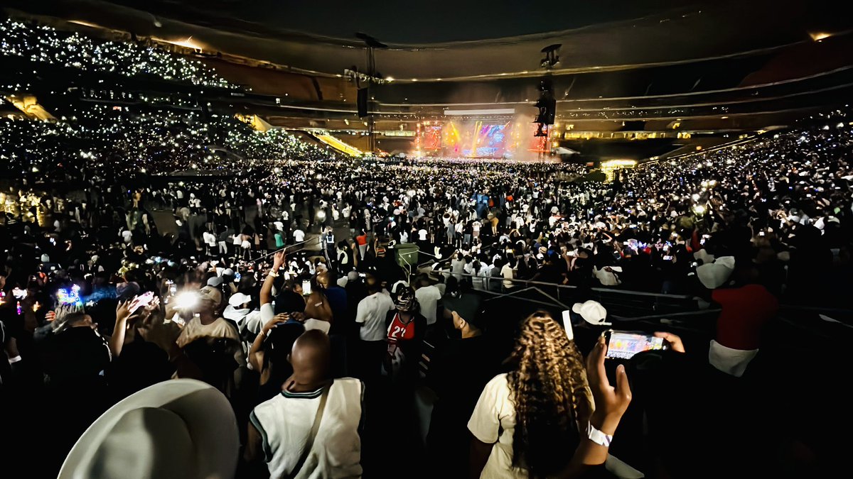 Gift_Makoti_'s tweet image. Ladies and Gentlemen, Chris Brown in SOUTHA!!!🇿🇦🇿🇦🇿🇦🕺🕺🕺!!