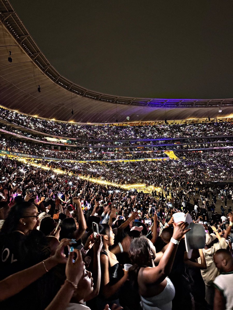 Gift_Makoti_'s tweet image. Ladies and Gentlemen, Chris Brown in SOUTHA!!!🇿🇦🇿🇦🇿🇦🕺🕺🕺!!