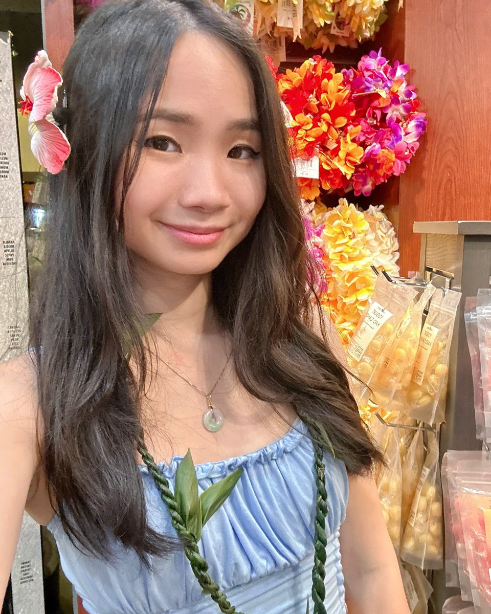 🌺 made a ti leaf lei!