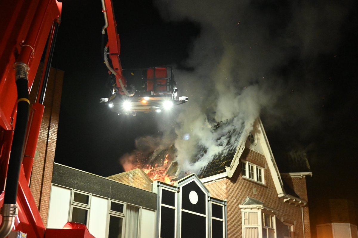 kwant79's tweet photo. Grote brand vanavond in het centrum van Delfzijl.  #brandweerdelfzijl #vrgroningen #brandweerappingedam https://t.co/PQd54eGaoC