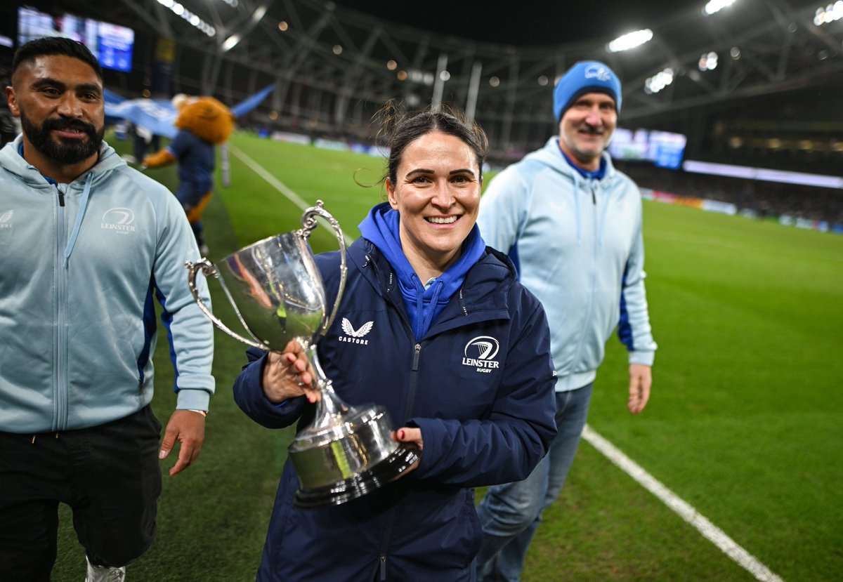 leinsterrugby's tweet photo. 🥇 Interpro champs!
🏆 A great reception for the Leinster Women's team who showed off their Interpro trophy at half-time.
#NeverLessThanEverything #LEIvASM https://t.co/hEA58StMVr