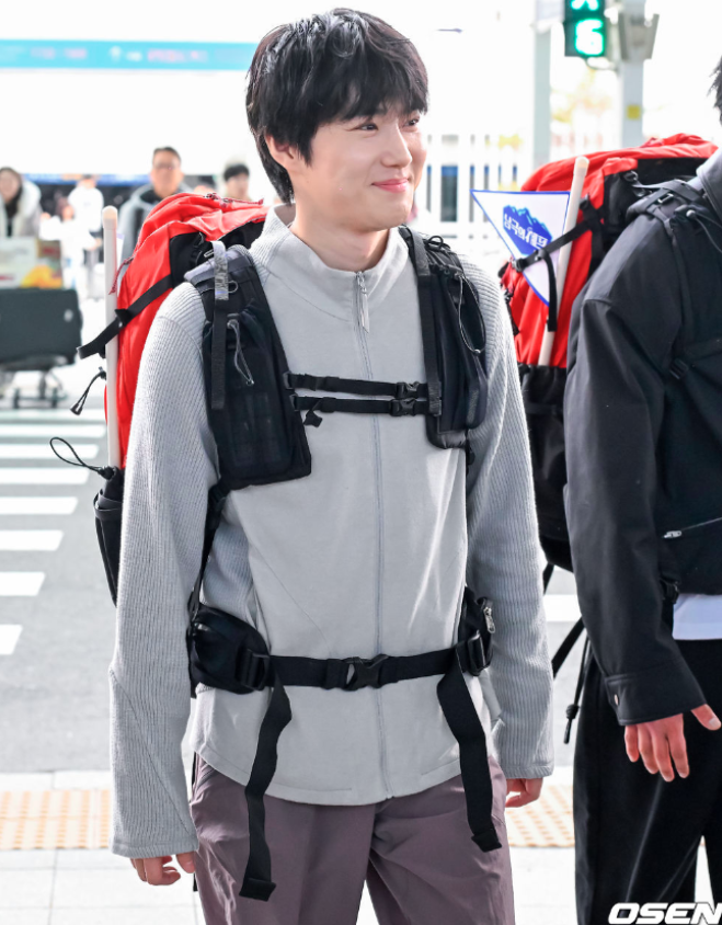 AboutMusicYT's tweet photo. suho of exo flying to antarctica, to film for a show that raises awareness on climate change https://t.co/Ibs6Tivfwn