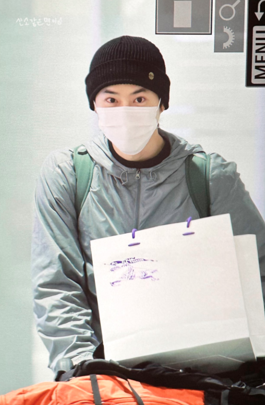 AboutMusicYT's tweet photo. suho of exo flying to antarctica, to film for a show that raises awareness on climate change https://t.co/Ibs6Tivfwn