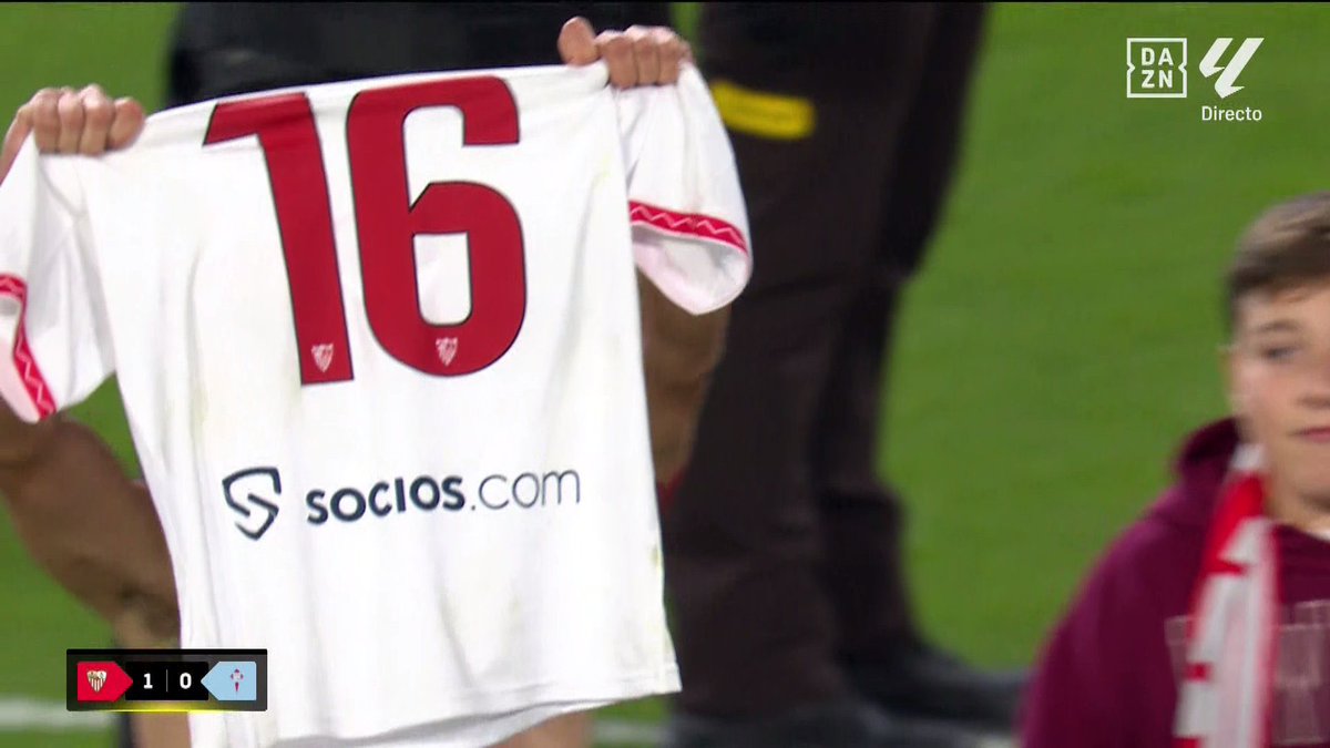 Esta foto es <a href="/JNavas/">Jesús Navas</a>. Hasta en su despedida tapa su nombre para acordarse de su amigo Antonio Puerta. Ejemplo. Él es el <a href="/SevillaFC/">Sevilla Fútbol Club</a>. Cuánto te vamos a echar de menos…