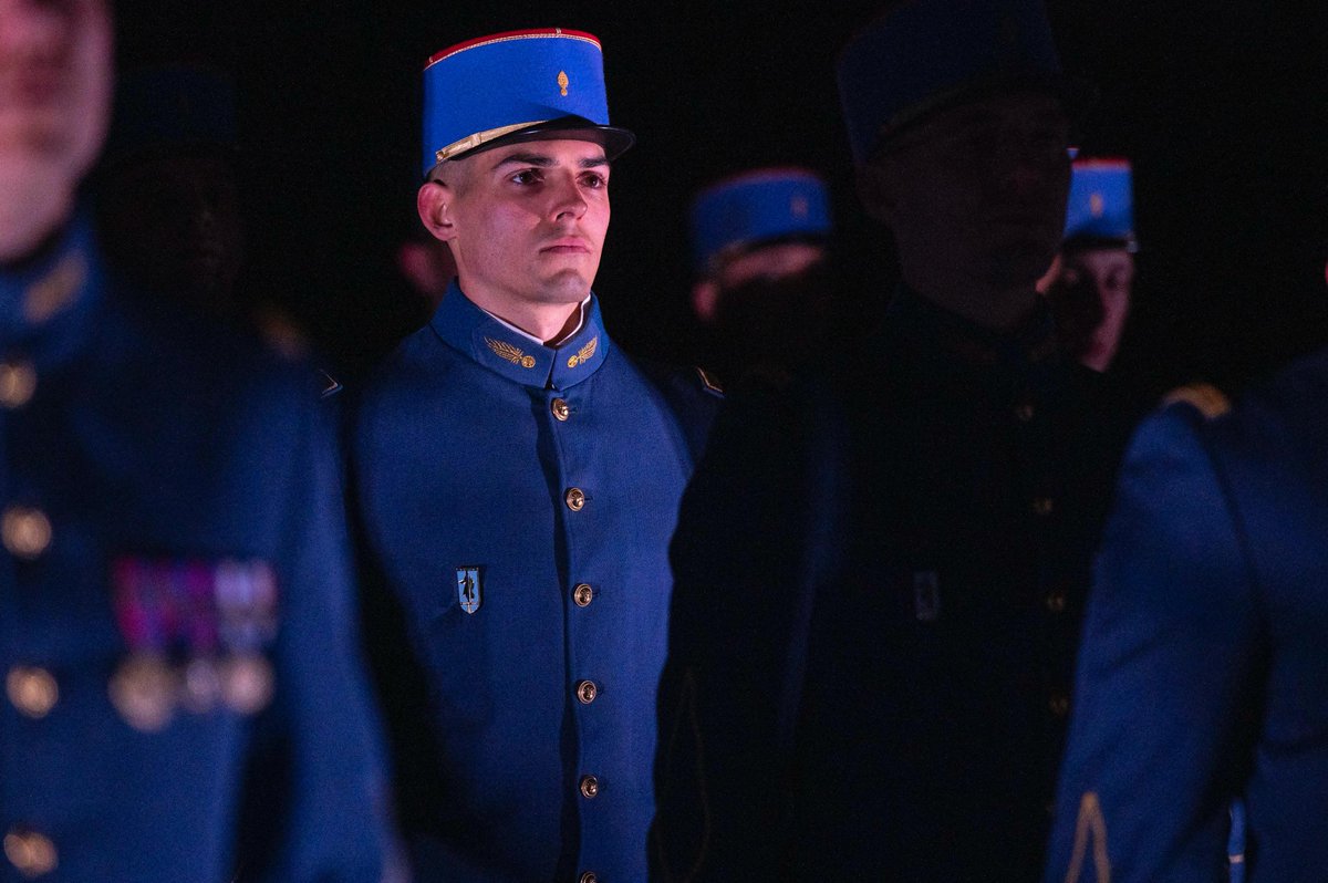 «Mon général, quel nom portera cette promotion ?»
Cette promotion portera le nom de « Chef d’escadrons Romain Chomel de Jarnieu ». 
Mort pour la France le 25 novembre 2019.
Cérémonie de baptême de promotion de l’École militaire des aspirants de Coëtquidan et remise des Sabres. 🇫🇷