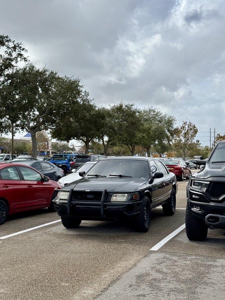 Kerleem's tweet image. Being back home in Florida is always an automotive adventure. Today, I spotted a lifted Crown Vic and it got me feeling some type of way 🤩 #PantherPlatform #FLOrida #Murrica 🇺🇸