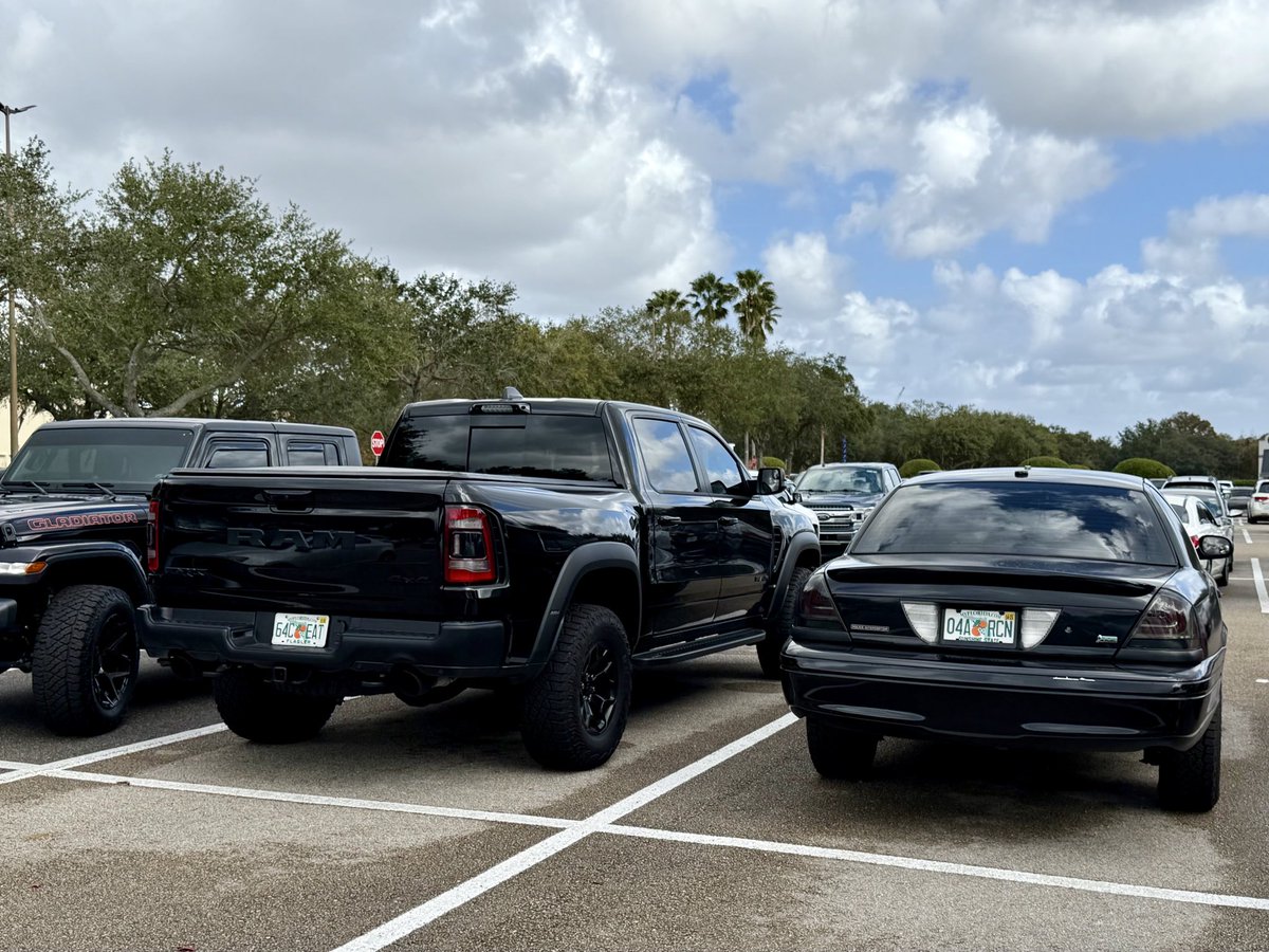 Kerleem's tweet image. Being back home in Florida is always an automotive adventure. Today, I spotted a lifted Crown Vic and it got me feeling some type of way 🤩 #PantherPlatform #FLOrida #Murrica 🇺🇸