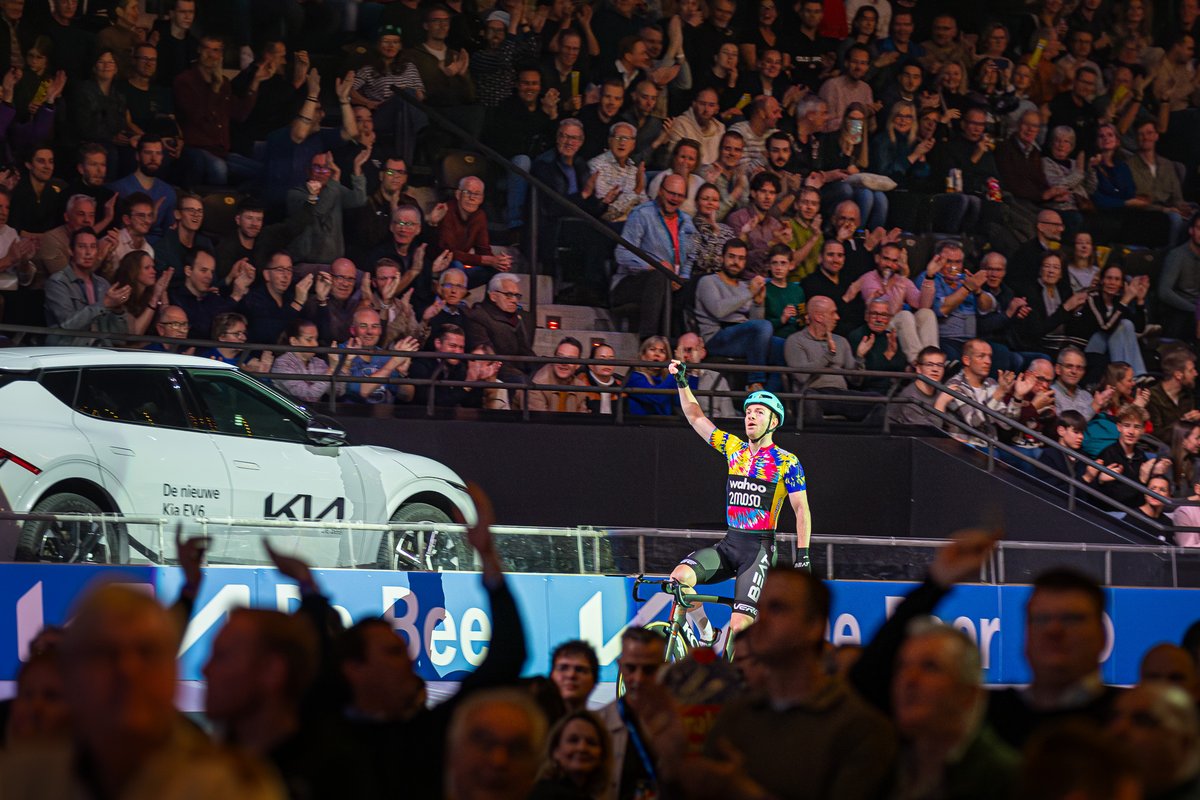 Babette van der Wolf, Jan-Willem van Schip en Yoeri Havik zijn de eerste winnaars van de Mixed Team Time Trial tijdens de WielerZesdaagse Rotterdam! In een tijd van 57,407 sec. pakte het team van Wahoo/2Moso de winst! #WielerZesdaagse #RotterdamAhoy