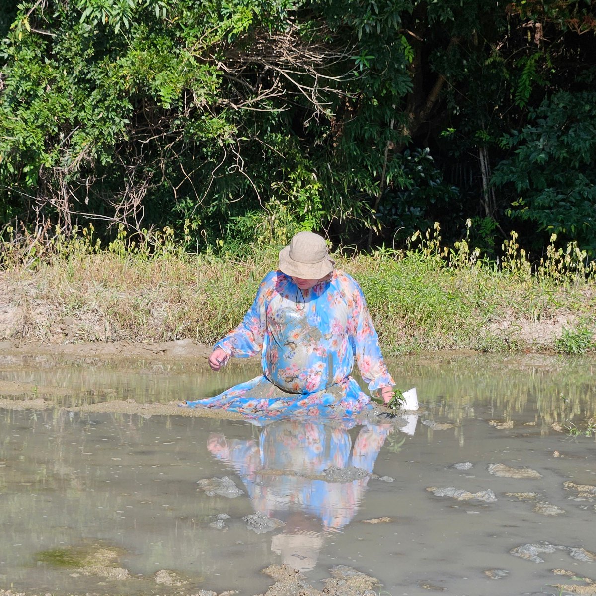 サマードレスでの泥んこ遊びその1。