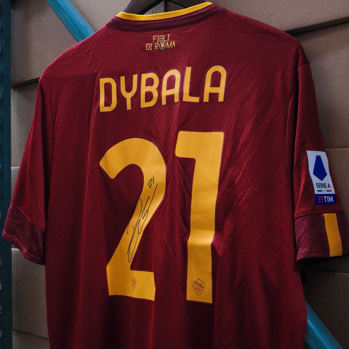 Win a signed Men’s Replica AS Roma 22/23 Home Shirt (Size: US XL) from none other than La Joya himself, Paulo Dybala ⚡

🖊️ Signed by the dribbling &amp; goalscoring maestro
🌟 Perfect for Roma &amp; Argentina fans alike

To enter:
1️⃣ Like this tweet ❤️
2️⃣ Follow us ✅
3️⃣ Retweet 🔁