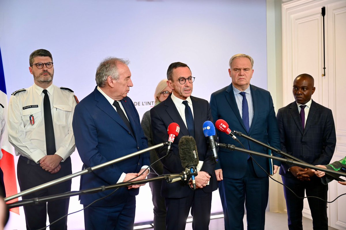 BrunoRetailleau's tweet photo. J’ai indiqué que nous sommes à l’étape de l’urgence, celle des soins, avec trois points essentiels qui me semblent prioritaires au vu du passage du cyclone : l’habitat (pour la population et les services de secours), l’eau et la nourriture. Ce sont les besoins les plus urgents pour les prochains jours. C’est notre objectif immédiat. Mais il faut également anticiper et préparer l’avenir pour les Mahorais.

Reste la coordination entre les différents ministères. Grâce à des réunions biquotidiennes, nous devons planifier et coordonner nos actions sous l’autorité du Premier ministre.