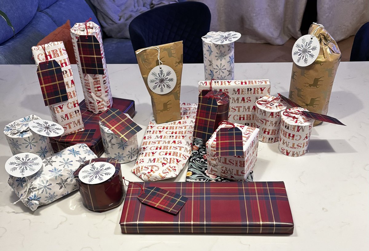 On Christmas Day I’ll be snuggled up on the sofa watching TV my pyjamas. But the resident docs in Acute Medicine will be working hard by day &amp; by night to treat patients &amp; keep them safe.

Hopefully opening a little pressie on Xmas day at work is a tiny token of appreciation 🎅