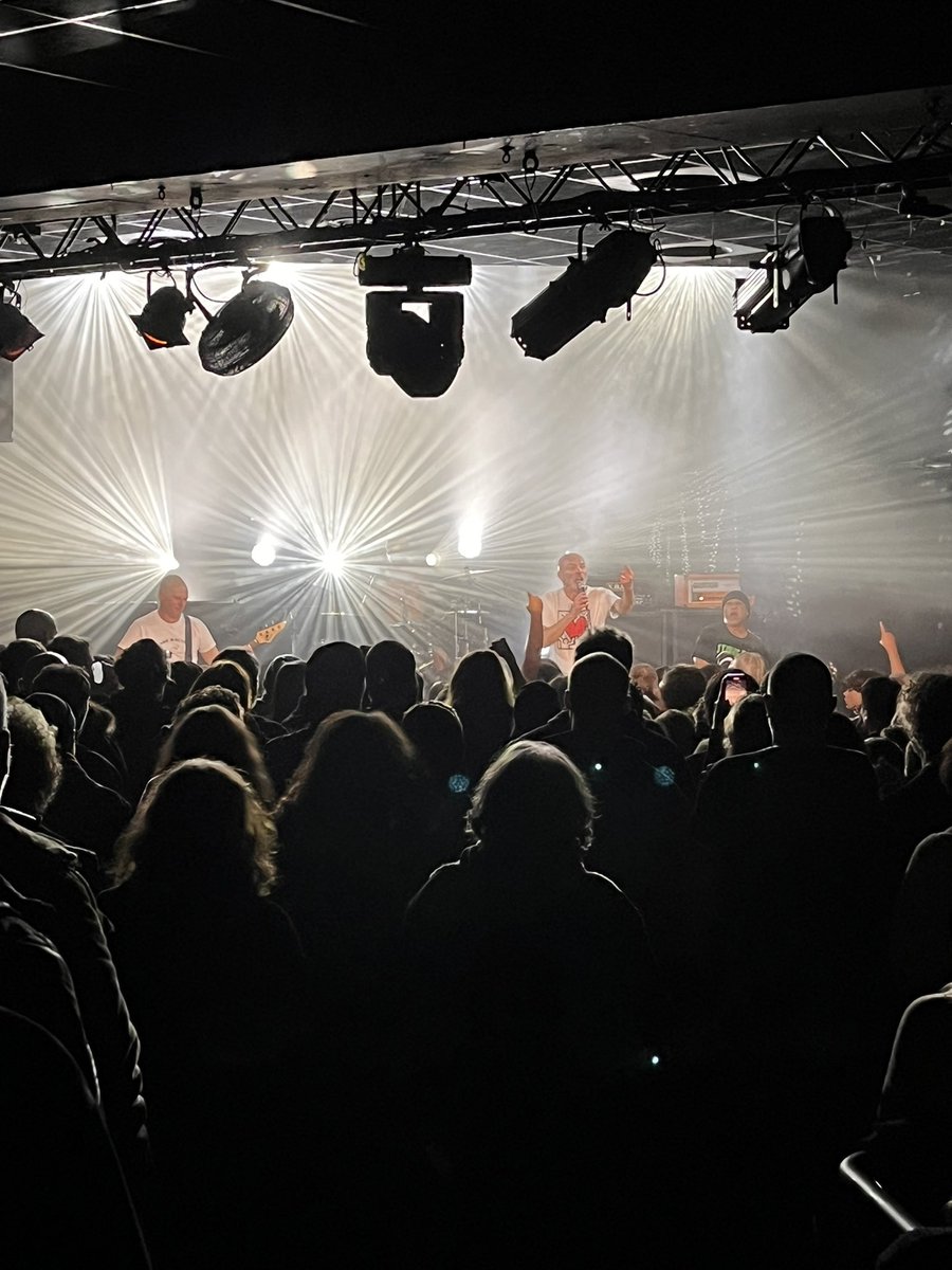 stephanelaick's tweet photo. « Les filles, on vous croit ! » lance Reuno de @lofofora_ avant de lancher « macho blues » ce soir au @trabendo_ 30 ans d’activisme !! 👊👏👏 https://t.co/La8KVSZltB