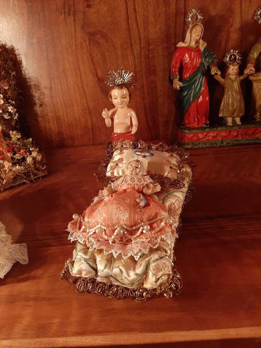 Si visitas por estas fechas el Real Monasterio de las Descalzas tendrás la oportunidad de ver la Divina Guardería. Y como ahora se pueden hacer fotos (eso sí, Muy deprisa, ejem) me he acercado esta mañana tempranito para ahora poder compartir esta curiosidad.