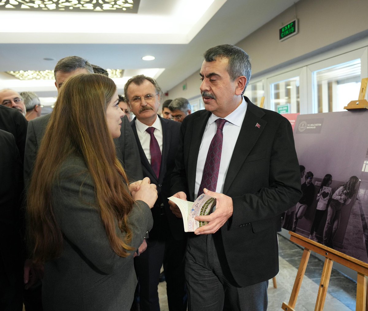 HaticeCeribas's tweet photo. Maarif Kongresinde Milli Eğitim Bakanımız Sayın Yusuf TEKİN'e SADÂ projesi kapsamında öğrencilerimizin ortaya koyduğu "Tohumdan Filize Genç Kalemler Yeşeriyor" adlı kitabımızı takdim ettik.
@tcmeb 
@Yusuf__Tekin 
@meb_dinogretimi 
@drahmetisleyen 
@ugur_tecir 
@ihsanerkul1 https://t.co/NWaeWrrBtB