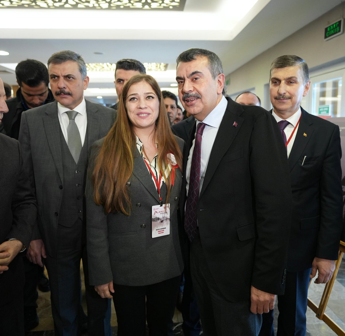 HaticeCeribas's tweet photo. Maarif Kongresinde Milli Eğitim Bakanımız Sayın Yusuf TEKİN'e SADÂ projesi kapsamında öğrencilerimizin ortaya koyduğu "Tohumdan Filize Genç Kalemler Yeşeriyor" adlı kitabımızı takdim ettik.
@tcmeb 
@Yusuf__Tekin 
@meb_dinogretimi 
@drahmetisleyen 
@ugur_tecir 
@ihsanerkul1 https://t.co/NWaeWrrBtB