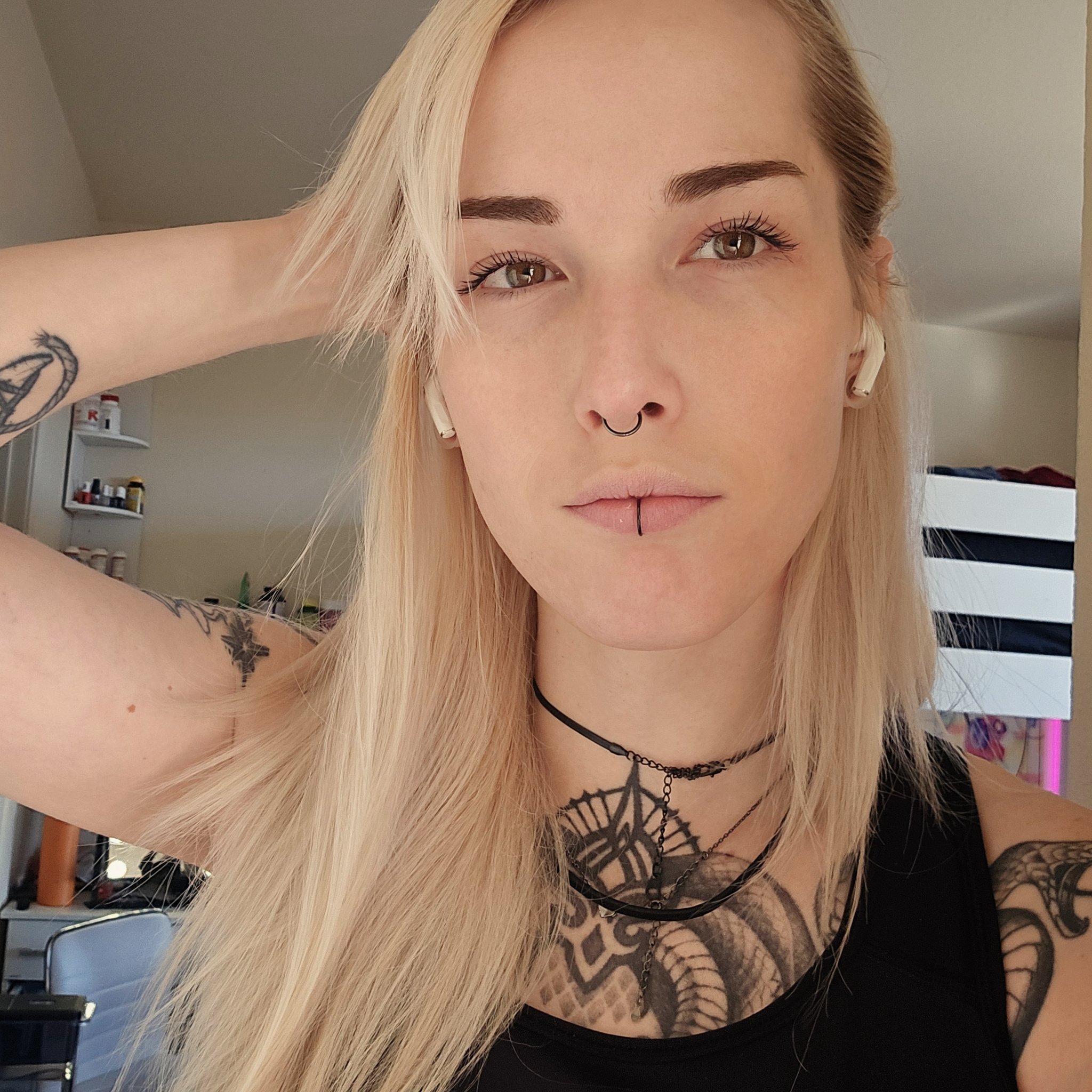 Quite possibly the first time I've gone out with minimal makeup Be gentle 🙃 https://t.co/o30lTZQ9Ul
