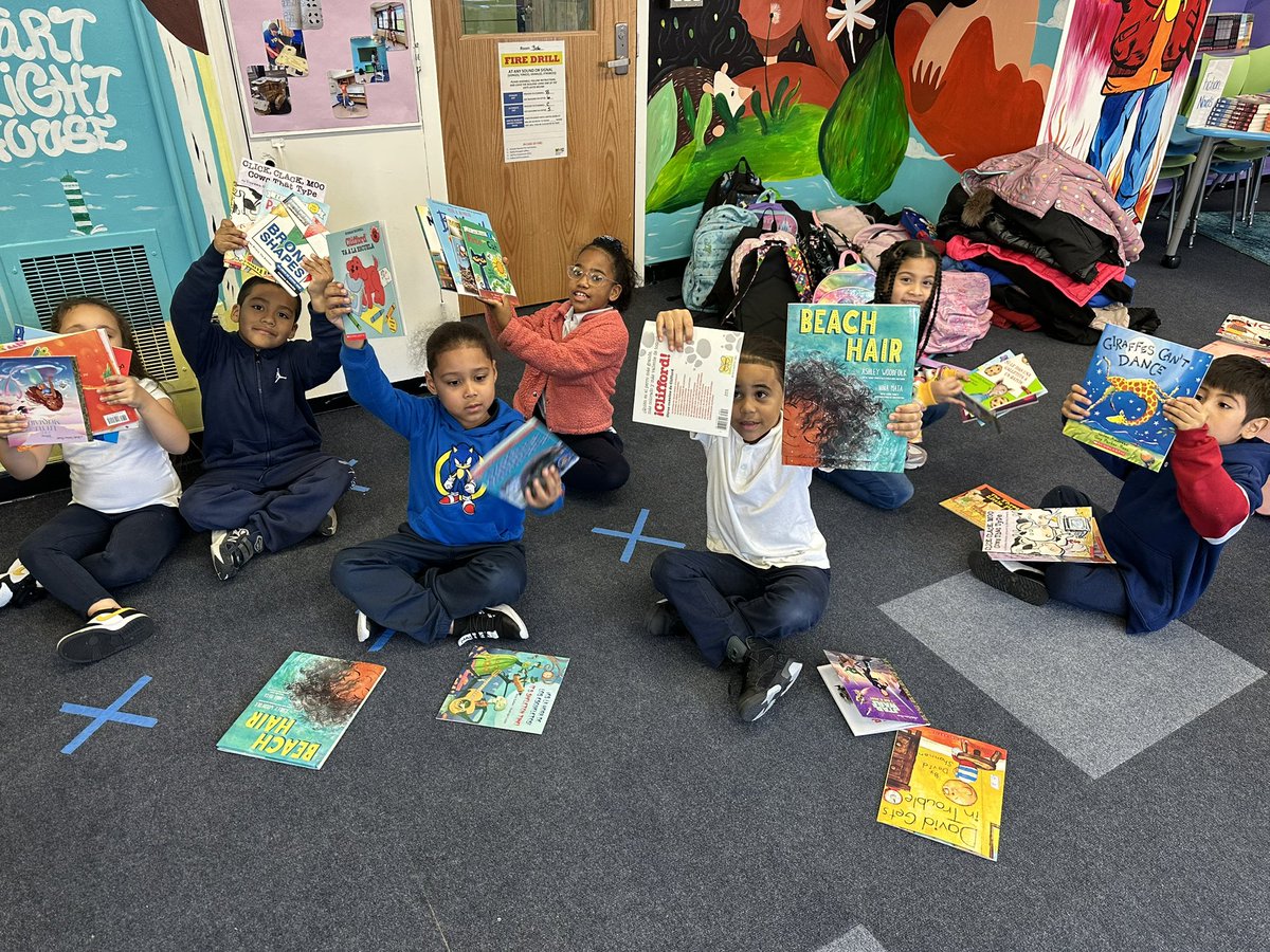 PS161BX's tweet image. Students will go book shopping three times a year, in the Start Lighthouse Literacy Hub. Children who are with us from 3K through 5th grade will graduate with 96 books in their at home libraries!

#ibelieveinD7 #ibelieveinps161bx #Read2Succeed #ReadyfortheWorld