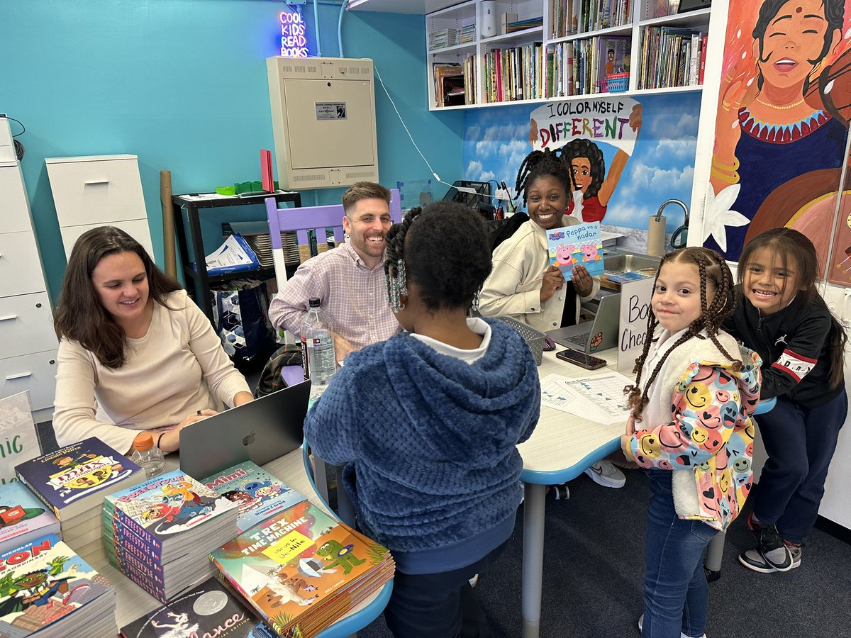 PS161BX's tweet image. Students will go book shopping three times a year, in the Start Lighthouse Literacy Hub. Children who are with us from 3K through 5th grade will graduate with 96 books in their at home libraries!

#ibelieveinD7 #ibelieveinps161bx #Read2Succeed #ReadyfortheWorld