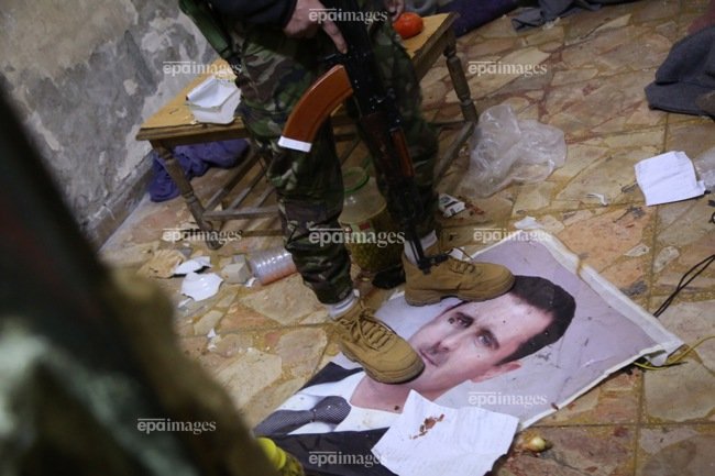 Bilal_Alhammoud's tweet photo. From inside Branch 215, one of the Assad regime's notorious detention centers, run by Syrian military intelligence.

@EPA_Images / Bilal Al-hammoud https://t.co/gjRchMBOtX