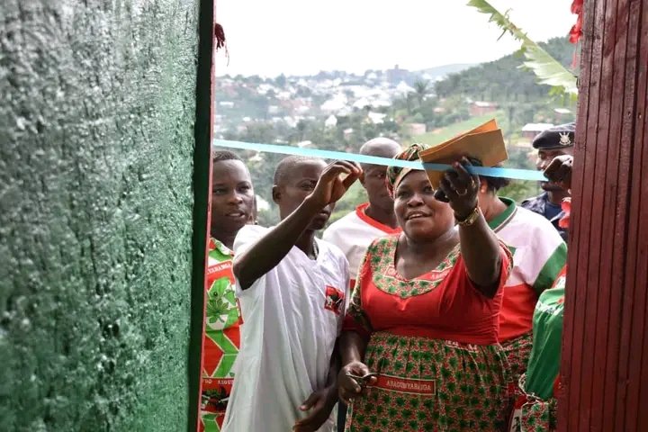 BubanzaCommune2's tweet photo. 1/3 #Burundi:Uwurongoye Abakenyererarugamba mu Ntara yagutse ya @BujumburaProv, #Hon_Sylvie_Nizigama ,yifadikanije n'Abakenyererarugamba bo muri Komine yagutse ya #Bubanza,mu gikorwa c'urukundo kijanye no gushikiriza inzu bantahonikora zubatswe n'abo bakenyererarugamba.
#Ayiwacu. https://t.co/NBmKuF892a