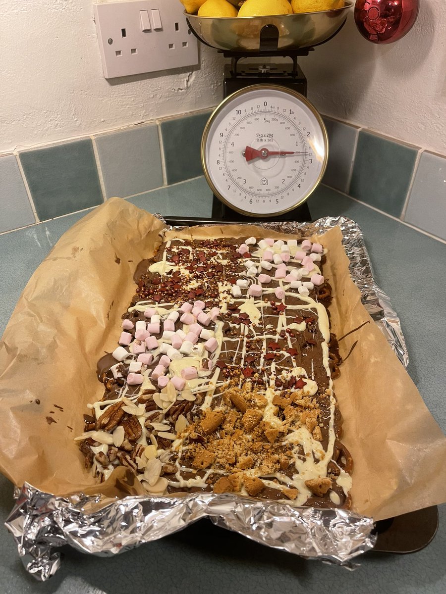 tracysofttop's tweet photo. I’ve made a “Christmas crack” apparently 🥴 https://t.co/yfTH1xHGew