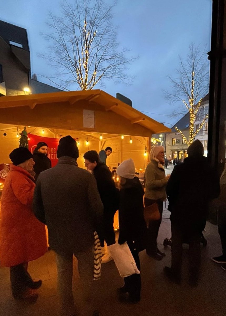 JSVilvoorde's tweet photo. Dag 1 op de Vilvoordse kerstmarkt. Morgen staan we er opnieuw tussen 12u en 20u. Bedankt alvast voor de steun vandaag! ❤

Tot morgen? 🌹 https://t.co/rRIDOtbn3v