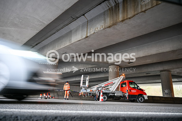 Arbeiter der Autobahn GmbH sind mit einem Hubsteiger im Einsatz. Teile der Autobahnbrücke sind auf die darunterliegende A831 bei Stuttgart gestürzt. Durch die Sperrung hatte sich ein stundenlanger kilometerlanger Stau gebildet.

Foto: onw-images  +++ © onw-images +++ 13.12.2024
