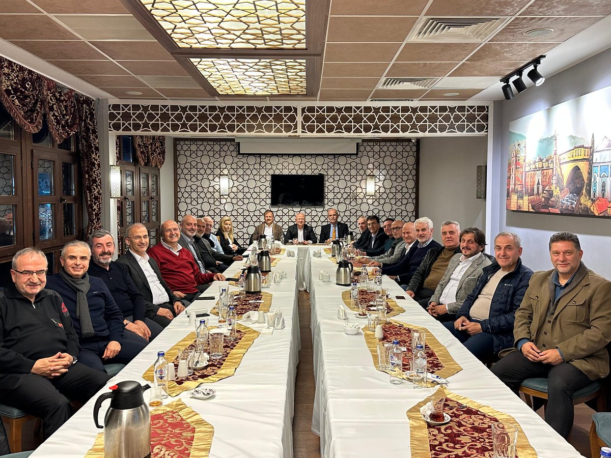 davutgurkan's tweet photo. Davamızın özünde birlik, beraberlik, istişare var!

Bu akşam, geçmiş dönem Bakanlarımız , İl Başkanlarımız, Milletvekillerimiz, dava büyüklerimiz ile aradaydık. 

Liderimiz, Cumhurbaşkanımız Sayın @RTErdogan'ın vizyonu ile ilk gün olduğu gibi aynı çaba, aynı azim, aynı aşkla Türkiye aşıkları olarak çalışmaya devam!